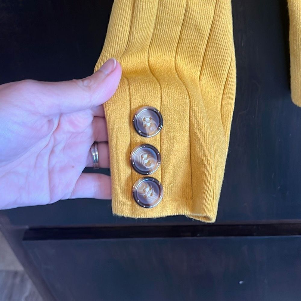 Apricot Yellow Cropped Sweater Size 6 - Picture 3 of 5